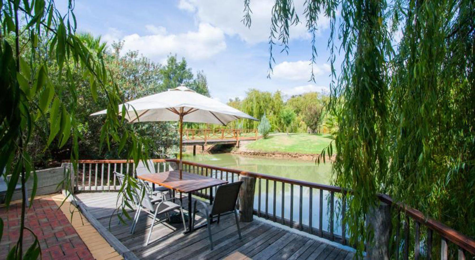 Perricoota Vines Retreat Hotel Moama Exterior photo